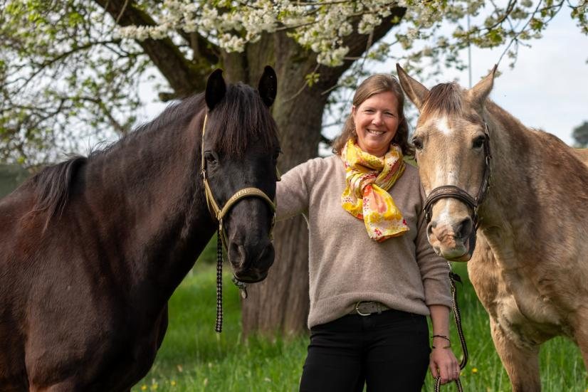 Dr. Rike Wagenhäuser mit ihren beiden Pferden auf der Weide